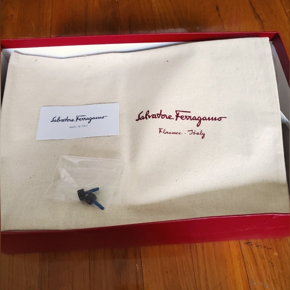 Authentic Salvatore Ferragamo Pacella Black Leather T-Strap Sandals Heels Sz 6B - Picture 11 of 15